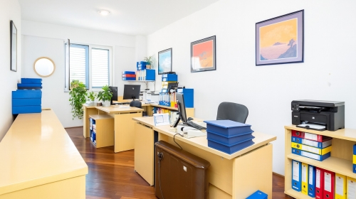 STAN 85 m2 | TOP POZICIJA | POSLOVNI CENTAR | Podijeljen u 2 jedinice - garsonijera i uredske prostorije